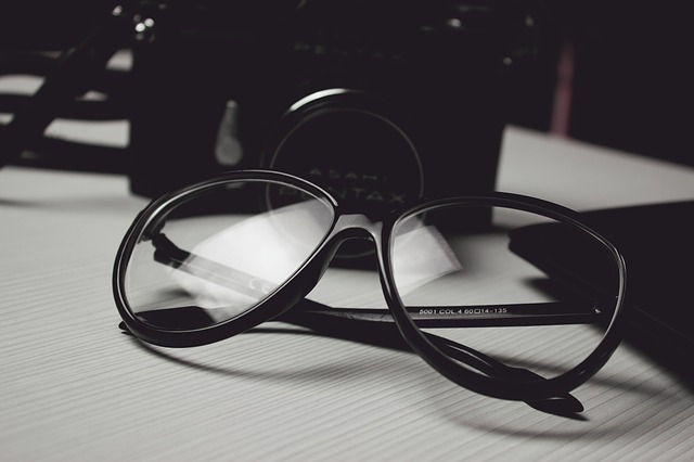 černé brýle