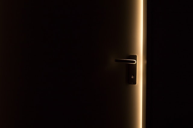 Pootvorené dvere, cez ktoré presvitá svetlo